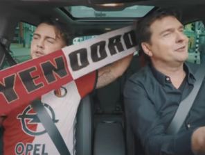 Paul de Munnik zingt clublied Feyenoord