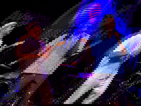 Jeangu Macrooy ft. Pete Philly - A Little Greener live in Muziekcafé