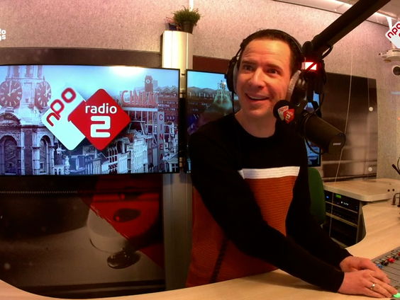 Deze plaat van Mika lijkt wel HEEL erg op een ander liedje!