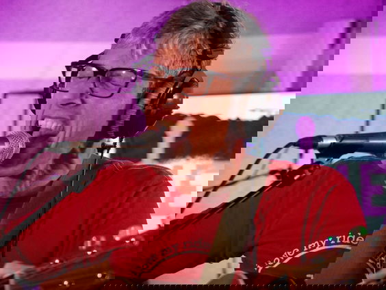 Anne Soldaat - Bad Moon Rising (Creedence Clearwater Revival cover) | Live bij Giel