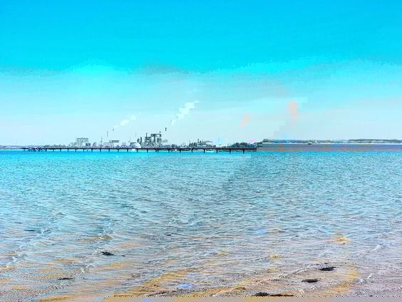 Golfsurfer Anne Albers zet zich in tegen de uitstoot van schadelijke stoffen aan zee