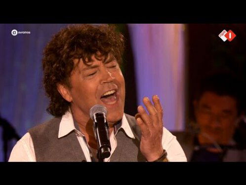 Dennie Christian verbaast iedereen tijdens De Beste Zangers van Nederland met ontroerend lied.