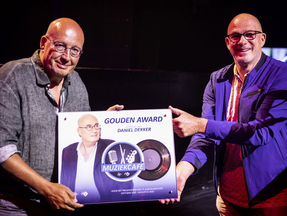Artiesten bedanken Daniel Dekker en hij ontvangt een gouden plaat van collega's