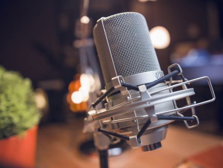 Als twee artiesten samenwerken: wanneer is het 'featuring' en wanneer is het 'en'?