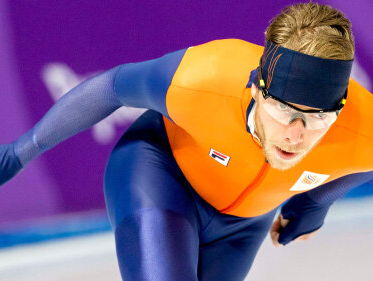 Schaatser Jorrit Bergsma vraagt 'Who Let The Dogs Out' aan voor zijn broertje Aaltsen die op de honden past