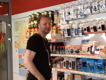 Rob live vanuit het tankstation om zelf prijzen te kopen voor winnares Manon