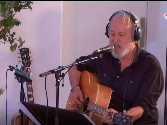 Rowwen Hèze - In De Achtertuin | live in Muziekcafé