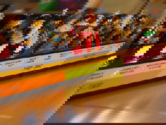 Meester Daniël geeft geschiedenisles met LEGO-figuren