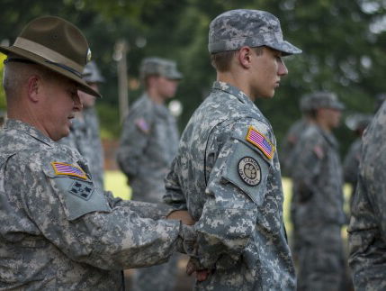 Waarom lopen oude mannen altijd met hun handen op hun rug?