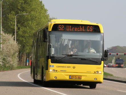 Nachtdilemma: Iemand is geld vergeten voor de bus. Koop jij het kaartje?