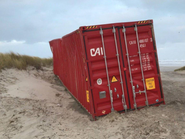 Ronald de Jong is strandjutter op Vlieland en vond de inhoud van 5 containers