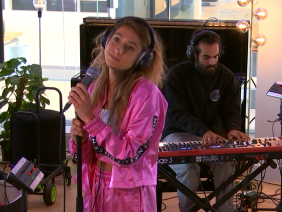 Nona - 'Givin' It All' live bij Muziekcafé in de studio