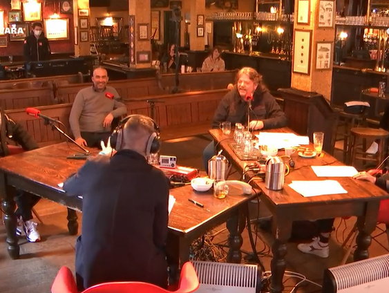 Daniël Heikens maakte foto’s van Haagse matten en komt langs met twee Hagenezen met dit kapsel: Leon Soon ...