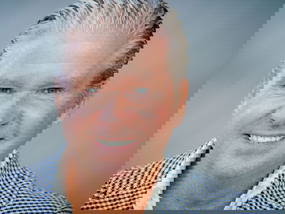 Dries Roelvink gaat viral en brengt nu een wijn-plaatje uit!