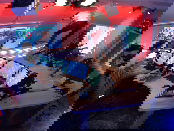 Ruud haalt corona-schermen weg, de grote baas grijpt in