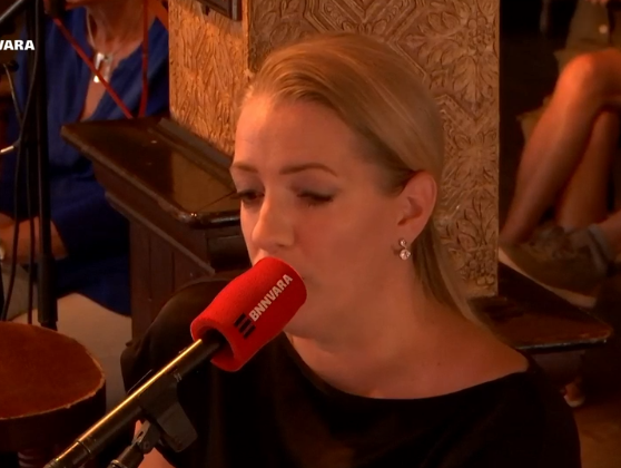 Tara Boxman vertelt over haar ervaringen als tienermoeder in een strenggelovig milieu van Jehova’s getuigen