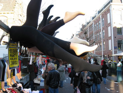 Waarom gaat je panty niet kapot als je valt, maar je knie wel?