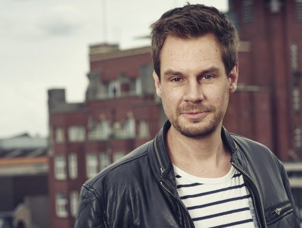 Thijs belt z'n moeder wakker