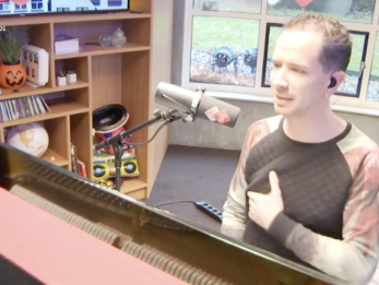 Bart laat op de piano horen wat hij zo mooi vindt aan ‘Honesty' van Billy Joel