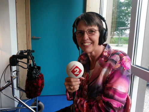 Jetta Klijnsma deelt smartphones uit