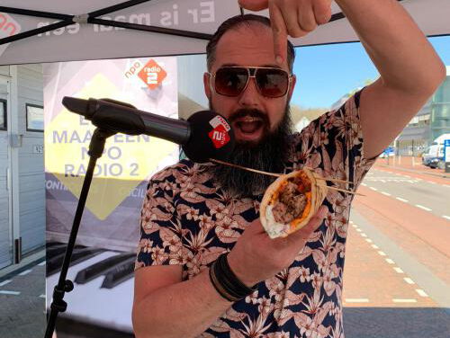 Ramon Brugman legt Souvlaki op de BBQ