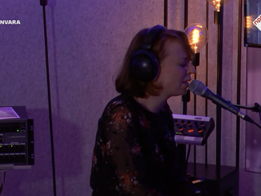 Stephanie Struijk in de Kerstshow met Henk en Leo