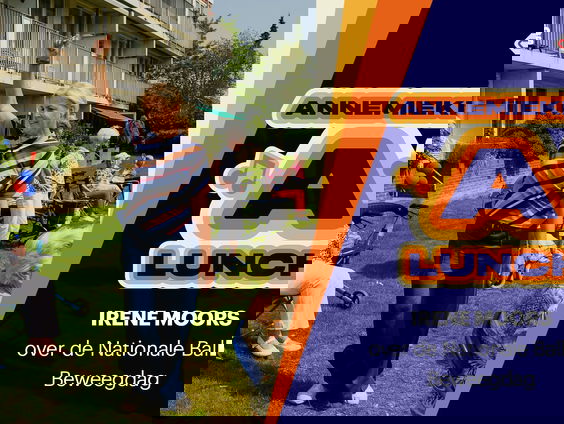 Irene Moors gymt met ouderen tijdens Nationale Balkon Beweegdag