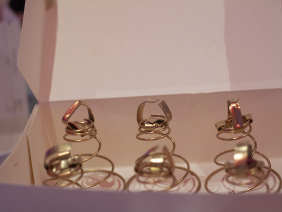 Luisteraar Marcel maakte voor de hele redactie een Gouden RadioRing!