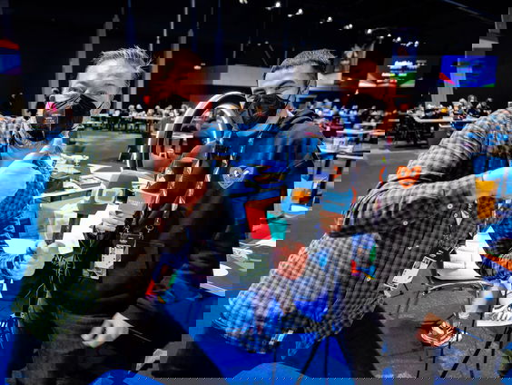 Jeroen gaat op plopkappenjacht voor Carmen