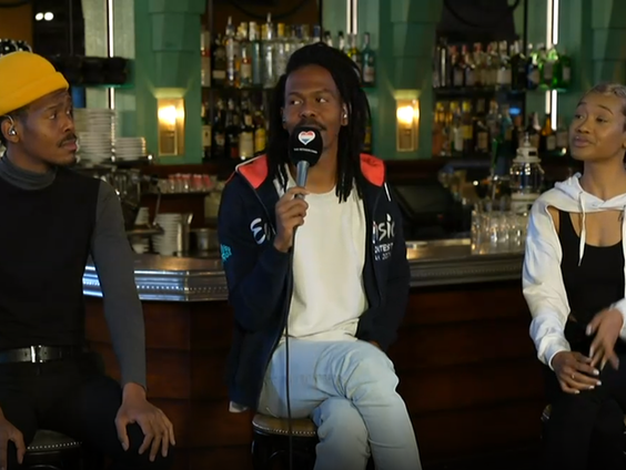 Jeangu speelt wie van de drie met backing vocals Xillan en Milaisa