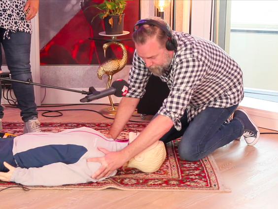 Luisteraar Yvonne leert Jeroen hoe je een AED gebruikt