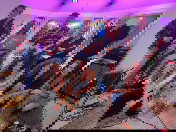 Sloper & The Bluebirds coveren samen 'Ring Of Fire' van Johnny Cash (live @ FraGiel)