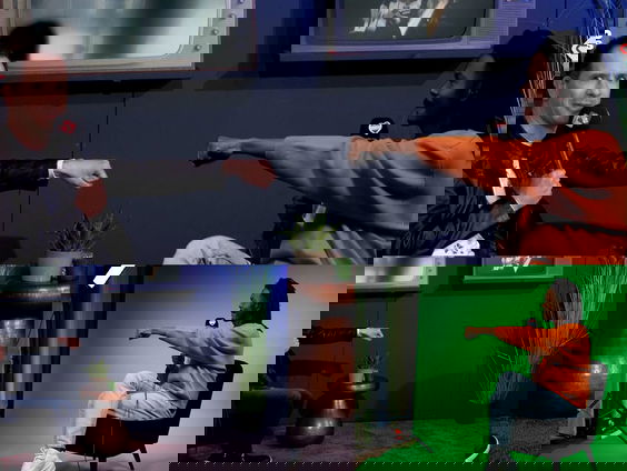 Bart en Jeangu op 1.5 km ‘naast elkaar’ via greenscreen verbinding