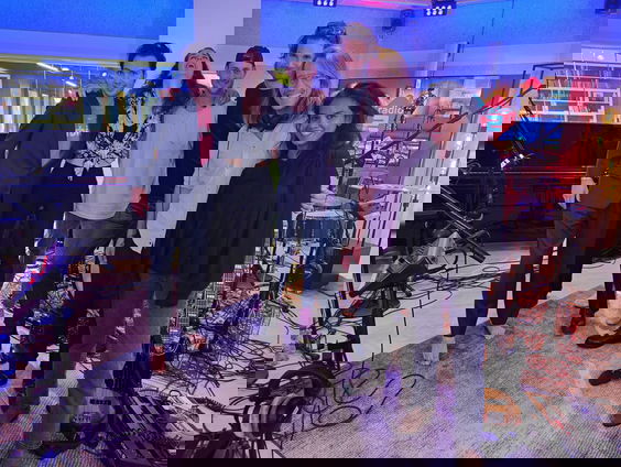 Jett Rebel speelt 'Baby I'm In Love' live @ FraGiel