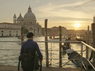 Mari Sanders reist in 'Rolstoel Roadmovie’ kriskras over het continent