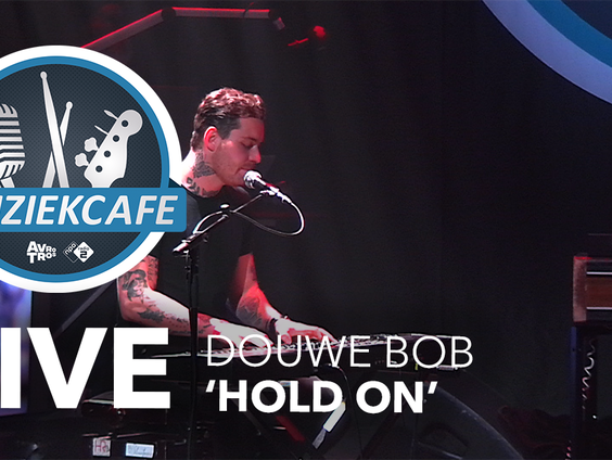 Douwe Bob - 'Hold On' live bij Muziekcafé