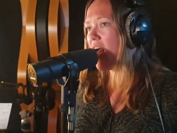 Vrachtwagenheldin Rachel maakte een eigen coronaversie van Het Dorp