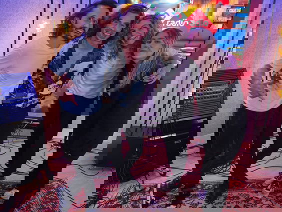 Dion Cooper en Maxine coveren 'Watermelon Sugar' (live @ FraGiel)