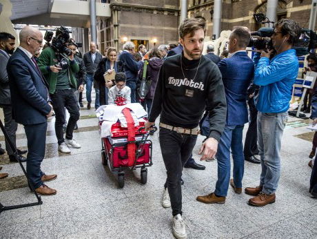 Tim Hofman bracht 250.00 handtekeningen naar de Tweede Kamer