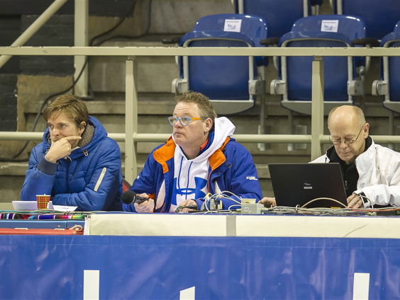 KNSB-speaker Jannes Mulder doet verslag van schaatswedstrijd Jan-Willem en Jeroen