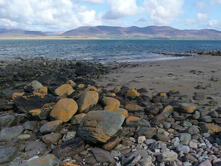 Het Ierse strand op het eiland Achill is spontaan teruggekomen