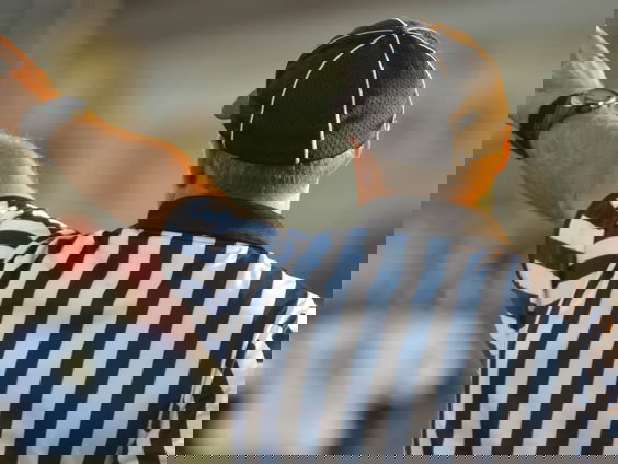 Het jubileum van de gele kaart inspireert Alle 13: Fluiten