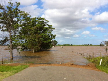 Naar restaurant met een bootje ivm hoogwater