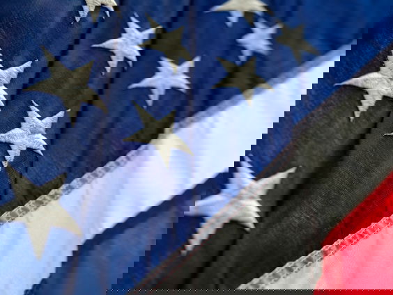 'Ex-vriendin Jeffrey Epstein opgepakt en New York verlaagt politiebudget met een miljard'