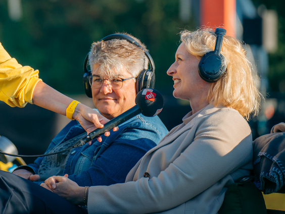 Jan-Willem en Jeroen bellen Marieke wakker met leuk nieuws: "Moet even schakelen hoor"
