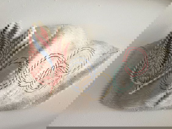 De mondkapjes van kunstenares Irma Frijlink eindigden in het museum