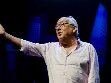 Cabaret voor corona: Youp van 't Hek en een stapelbed