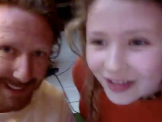 Pim Muda en zijn dochtertje treden op in online theater na internethit