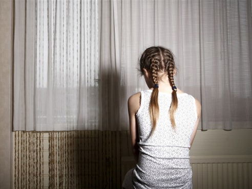 De klanten van een minderjarige seksslavin staan terecht. Mick van Wely legt uit.