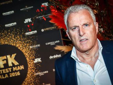 Peter R. de Vries gaat strijd aan met beenruimte